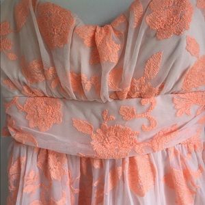 NWT Peach embroidered floral dress S 🌸